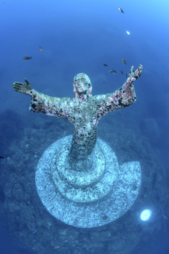 Italian divers clean Christ statue | News, Sports, Jobs - Altoona